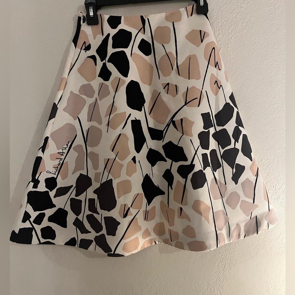 Structure flared formal skirt
